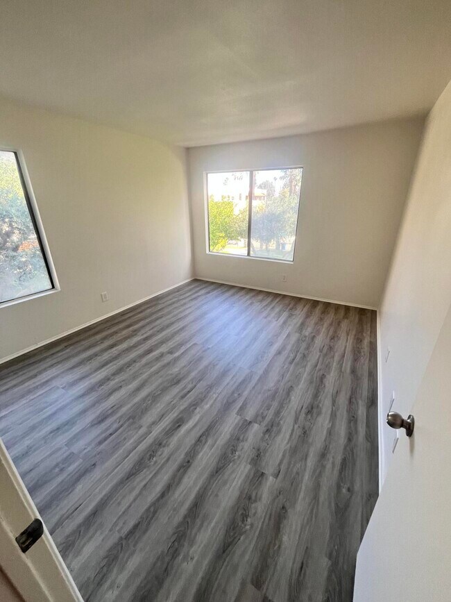 Building Photo - 1407 N Sunrise Way