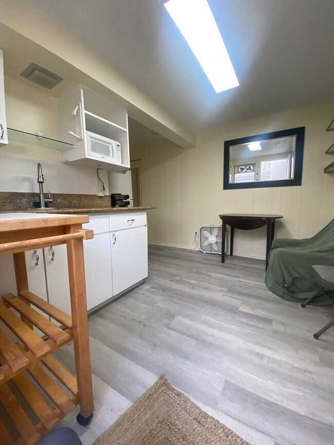 Building Photo - Frank