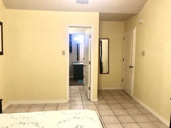 Building Photo - 9802 Cantera Ct