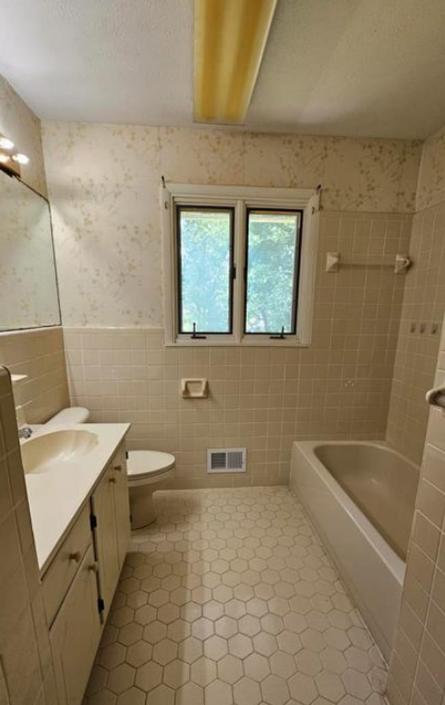 Building Photo - Gorgeous home located in Saks!