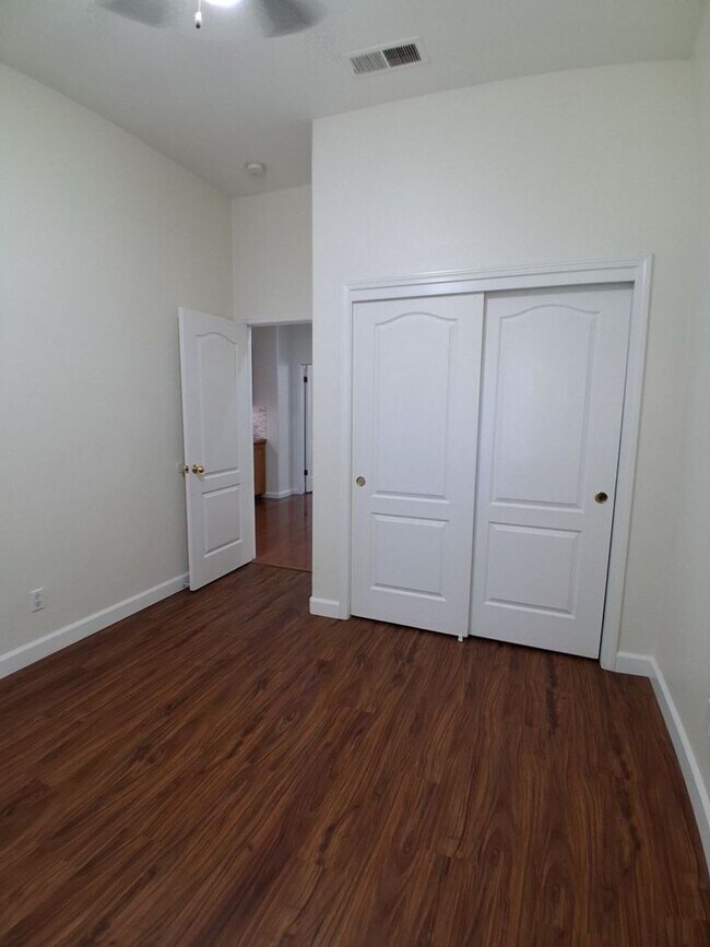 Building Photo - 10374 N Sierra Vista Ave