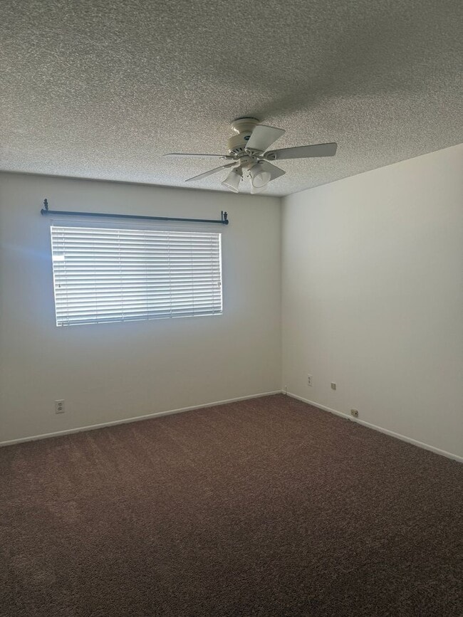 Building Photo - SPACIOUS 4 BEDROOM 3 BATH HOME