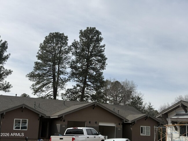 Building Photo - 561 Sally Ln