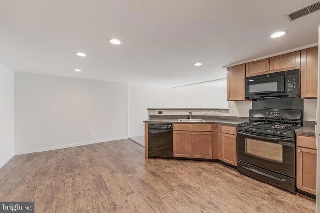 Building Photo - 1417 N Van Dorn St