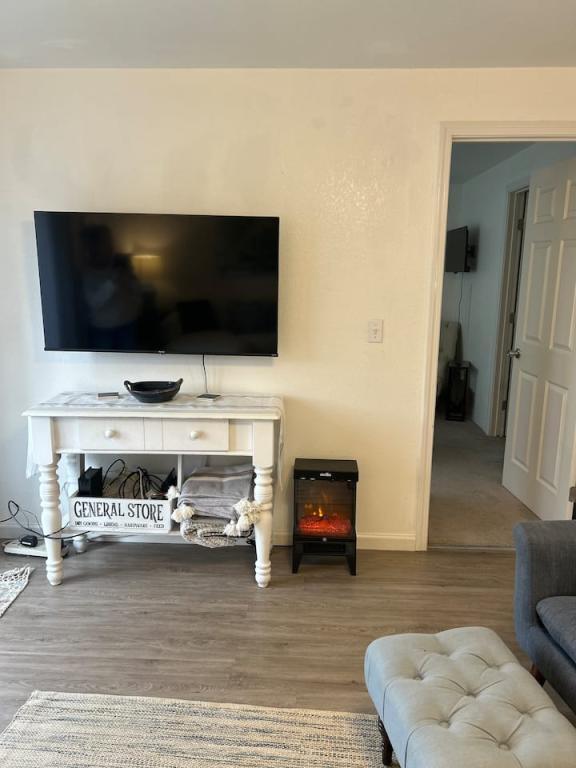 Building Photo - 563 Primrose Dr