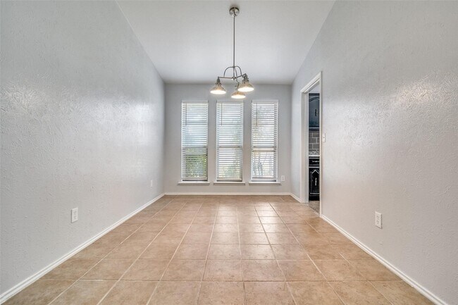 Building Photo - 3108 Kensington Dr