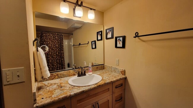 Building Photo - Spacious Apartment on Lake Hatcher **Rent ...