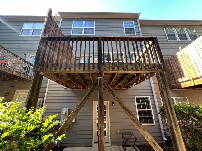 Building Photo - Excellent 4BD, 3.5BA Apex Townhome Near Do...