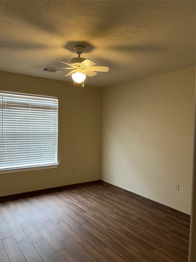 Building Photo - 321 Holiday St