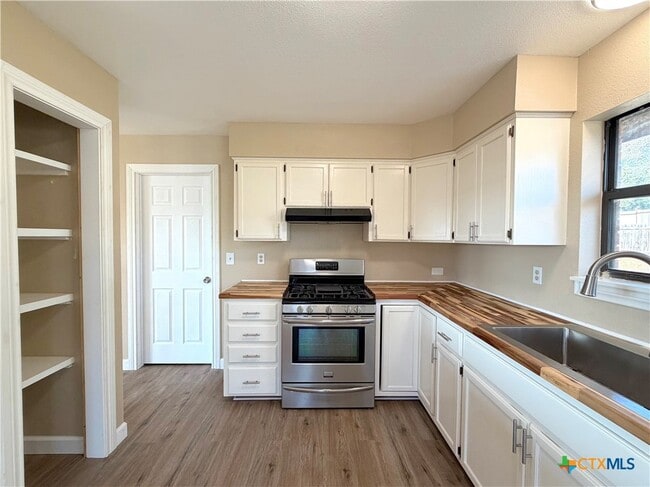 Building Photo - 1616 Lonesome