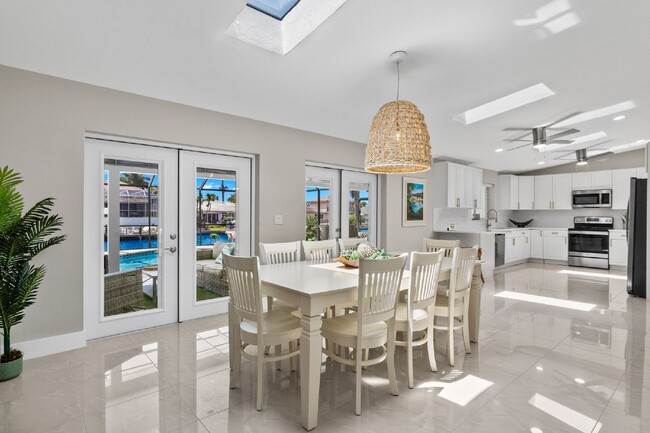 Building Photo - Naples Park Pool home - walking distance t...