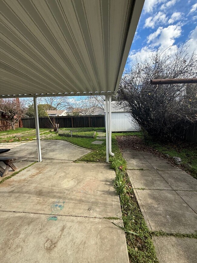 Building Photo - Easy Freeway access