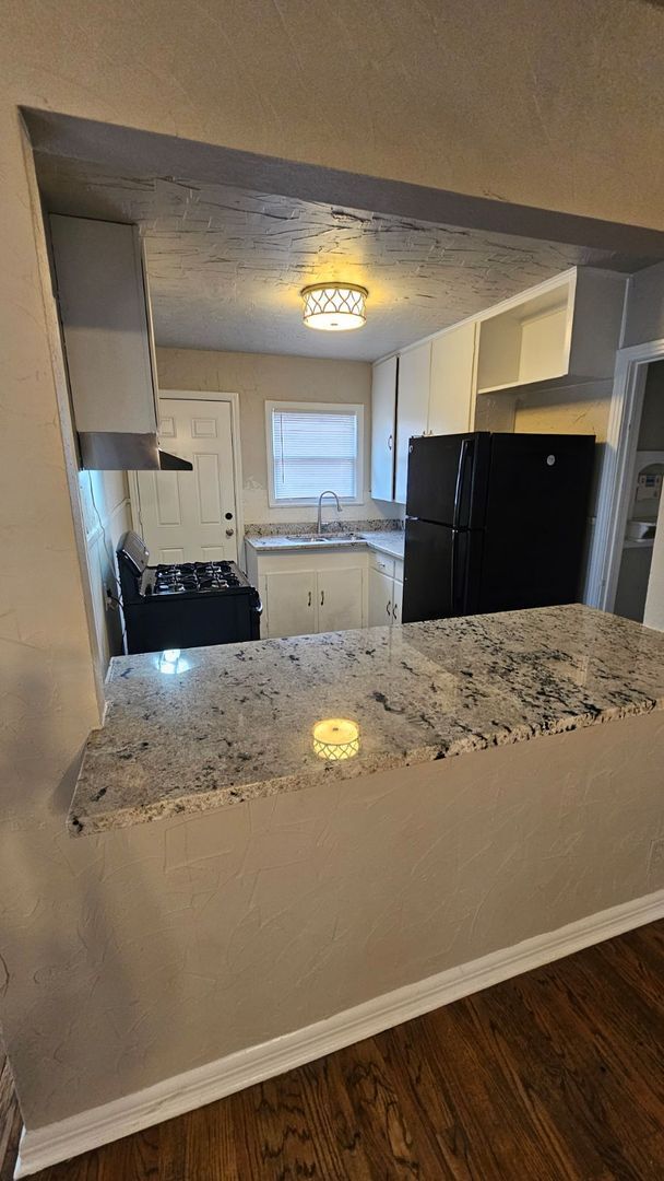 Building Photo - 3 bedroom 1 bathroom with 1 car garage in 76107