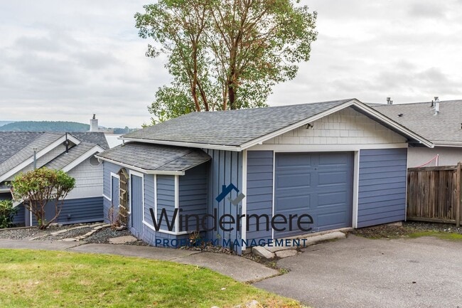 Building Photo - Three Bedroom, Two Bath Waterview