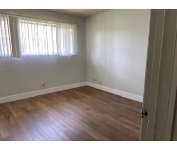 Building Photo - 1323 Pinetree Dr