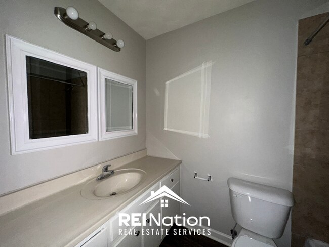 Building Photo - Spacious 4BR/2BA Memphis Rental with 2-Car Garage, Hardwood Floors & Fireplace