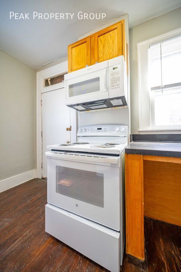 Building Photo - 1484 Summit St