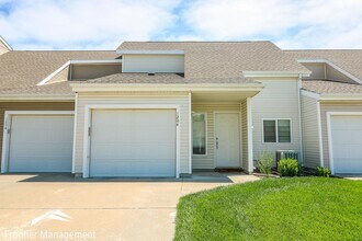 Building Photo - Cozy 3 Bedroom Duplex on the South Side of Manhattan!
