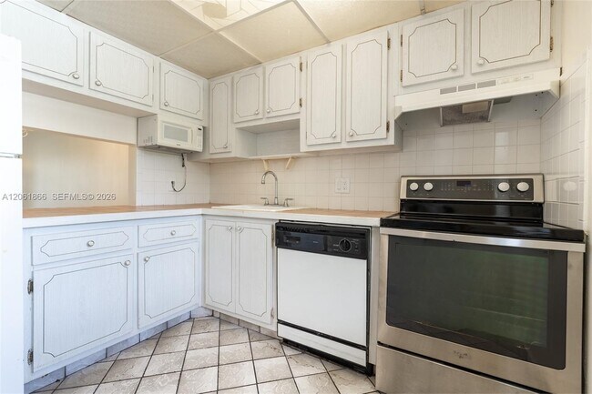 Building Photo - 7877 Golf Cir Dr