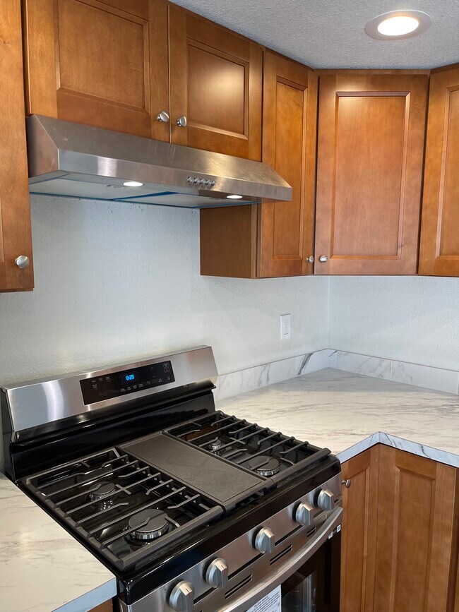 5 burner Gas booking - 1805 NE Hillaire Ct
