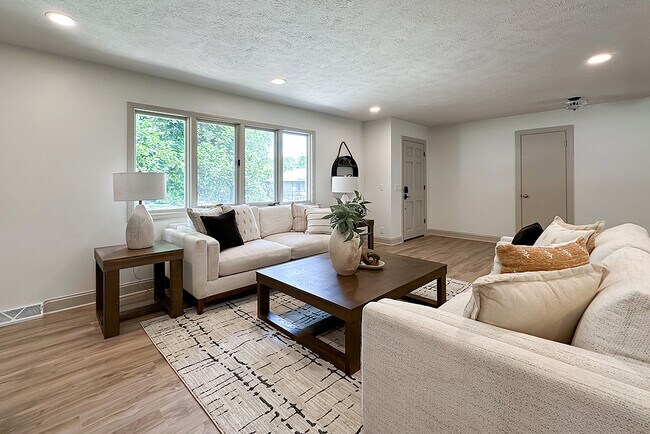 Building Photo - 922 N 122nd St