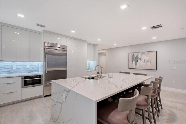 Building Photo - 650 Golden Gate Point