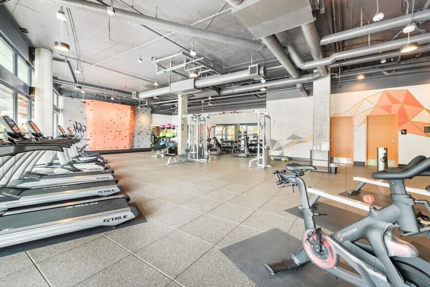 Building Photo - 16450 Redmond Wy