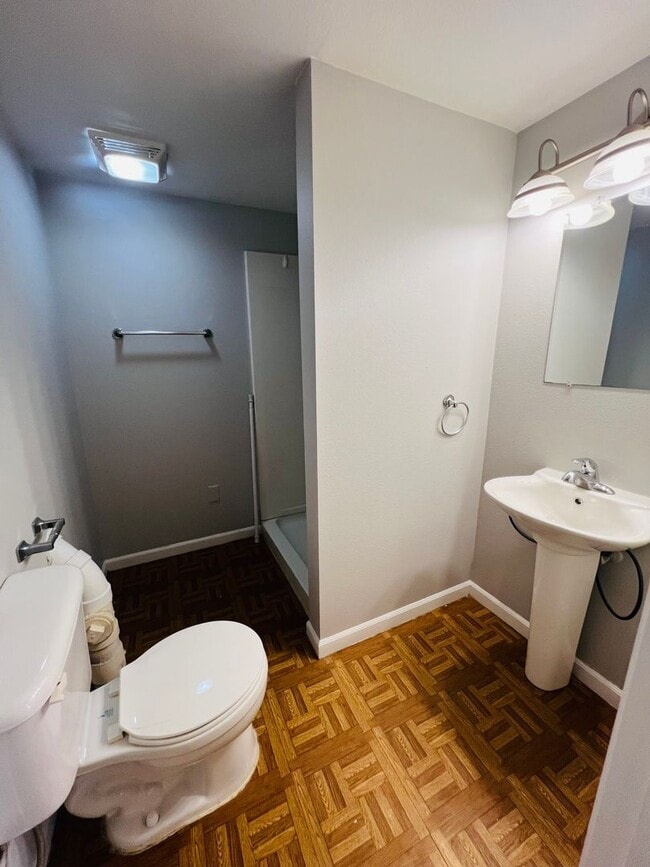 Building Photo - RENOVATED 4 bed 3.5 bath Duplex - Availabl...