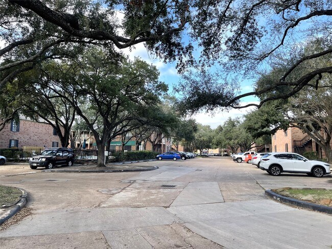 Building Photo - 2255 Braeswood Park Dr