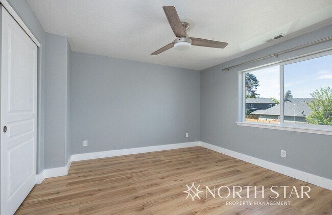 Building Photo - Recently Renovated 3 Bed, 2.5 Bath w/ Offi...