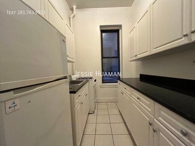 Building Photo - 106 E 81st St