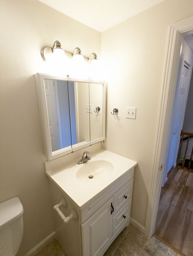 Building Photo - Charming two level townhouse in establishe...