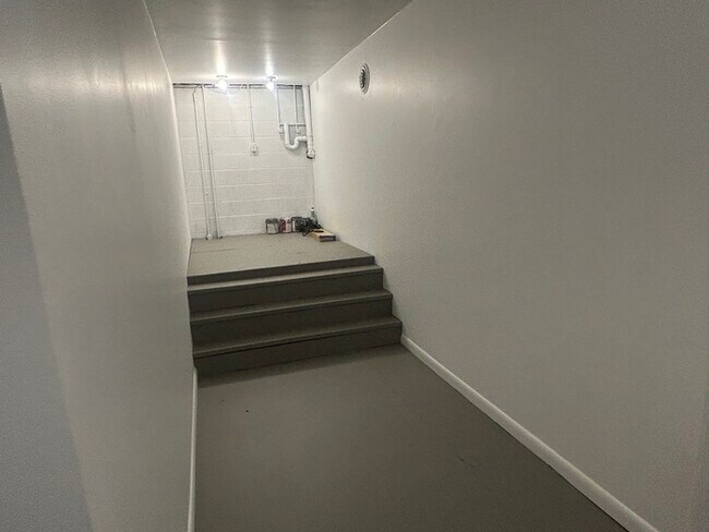 Building Photo - 3B/1BA Move-In Ready Home!