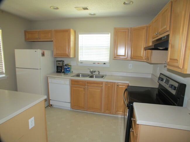 Building Photo - End Unit 3 bedroom, 2 bath Townhome in the...