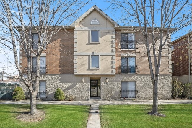 Building Photo - 3423 Ridgeland-202