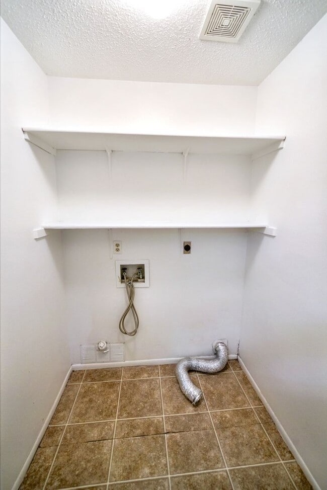 Building Photo - Cozy 3-Bed, 2-Bath with Fireplace in Prime NW Location - Realtor Commission: $500