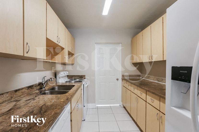 Building Photo - 2700 NE 13th Terrace