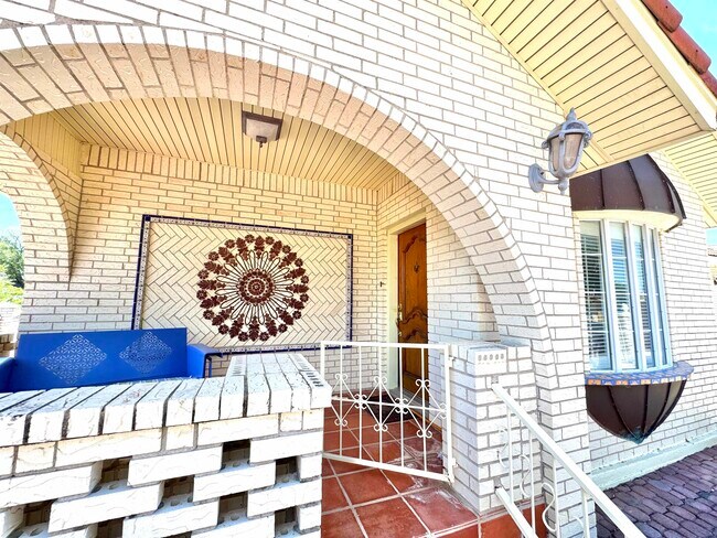 Building Photo - 807 Fresno St