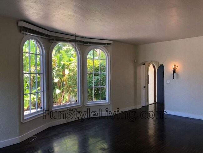 Building Photo - Charming Mediterranean Circa 1937 House