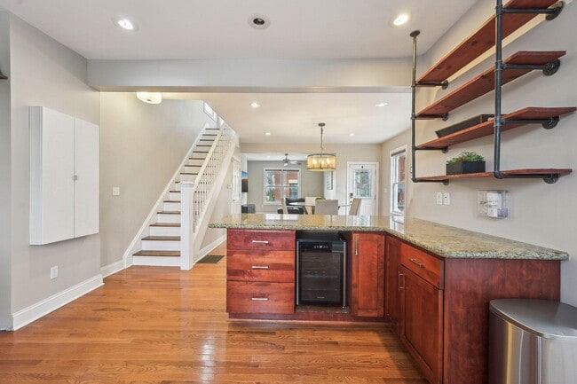 Building Photo - 565 Lathrop St