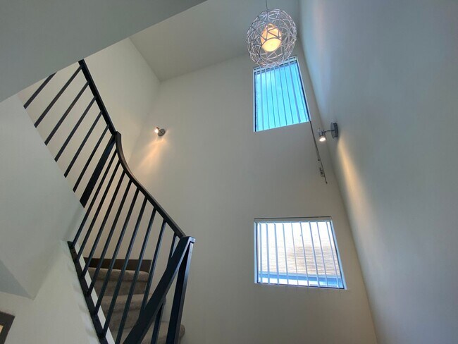 Building Photo - NEWER  SMART HOUSE 4BD*4BA*TOWNHOME*HWFLS*WASHER/DRYER IN UNIT* YARD*BALCONY*STAINLESS APPLIANCES...