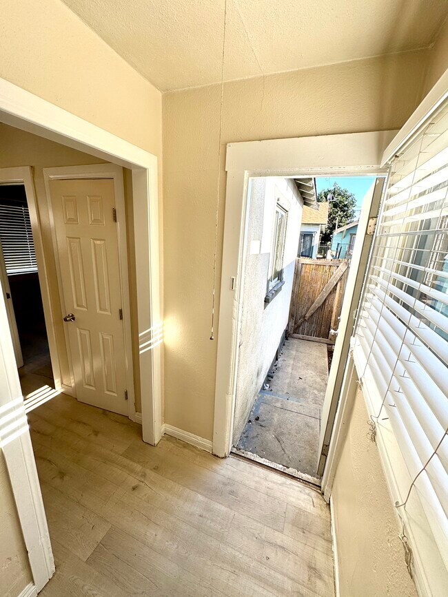 Building Photo - 4216 Woodlawn Ave