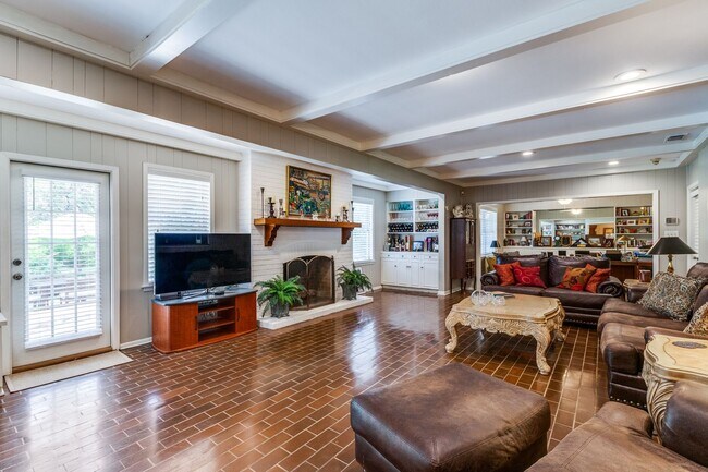 Building Photo - GORGEOUS RANCH-STYLE HOME ON WOODED 1.2 AC...