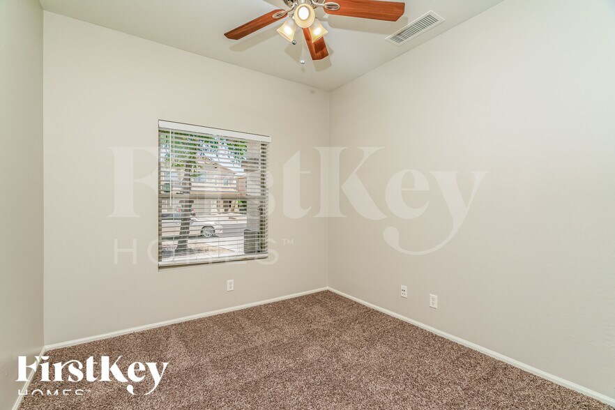 Building Photo - 931 W Oak Tree Ln