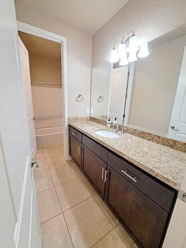 Building Photo - 677 Addison Ln