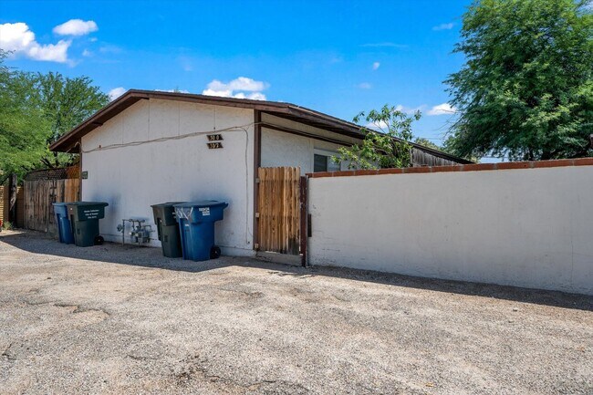 Building Photo - 3010 N Sparkman Blvd