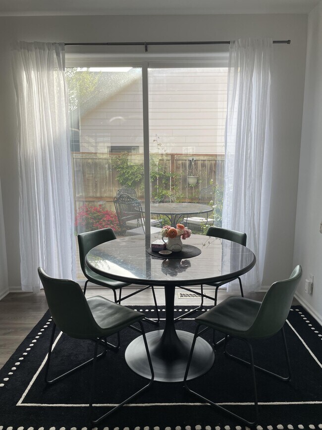 Building Photo - 1635 Hamlet Ln