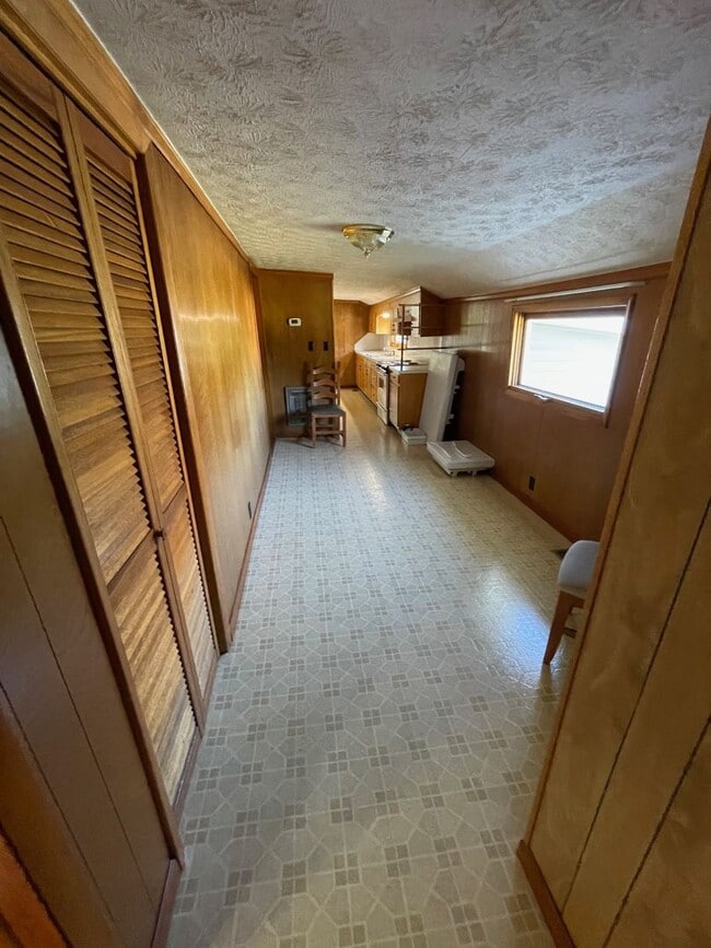 Building Photo - 2 Bedroom / 1 Bath  Kingsport, TN