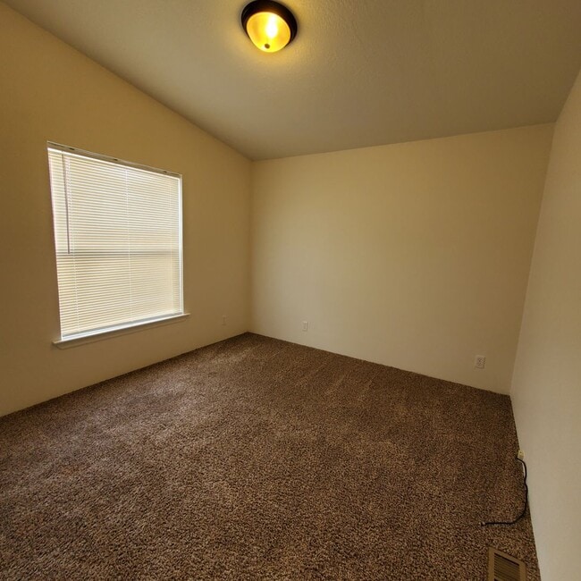 Building Photo - Pet Friendly 3 Bed : 2Bath Home w/ a Carport