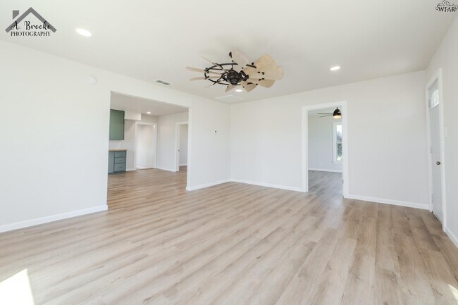 Building Photo - 415 N Oak St